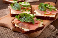 Tartine de fromage fort et jambon cru