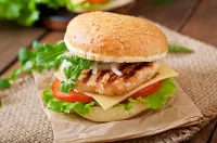 Burger au poulet grillé et moutardes